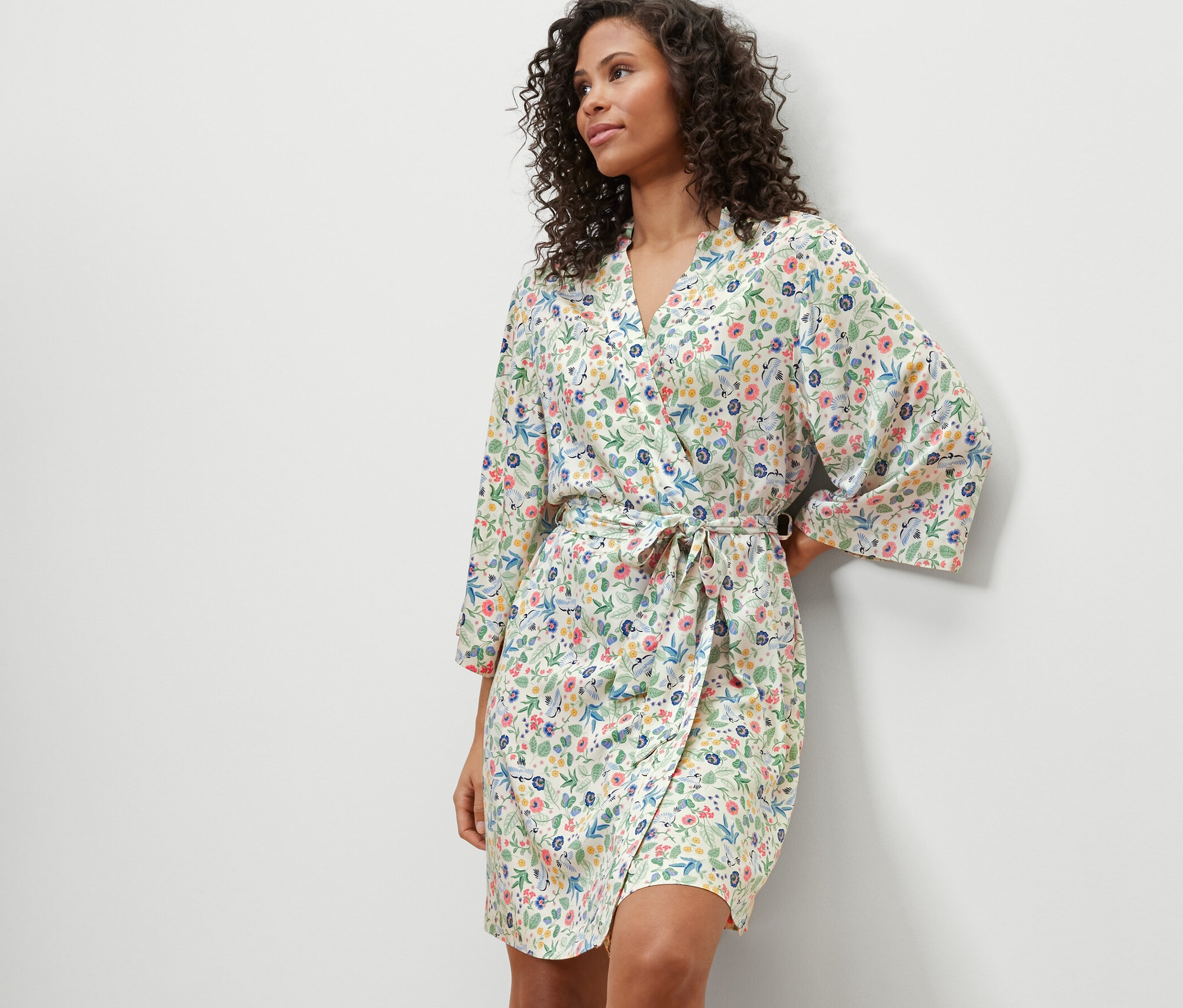 Kobieta w szlafroku w kwiatowy wzór.