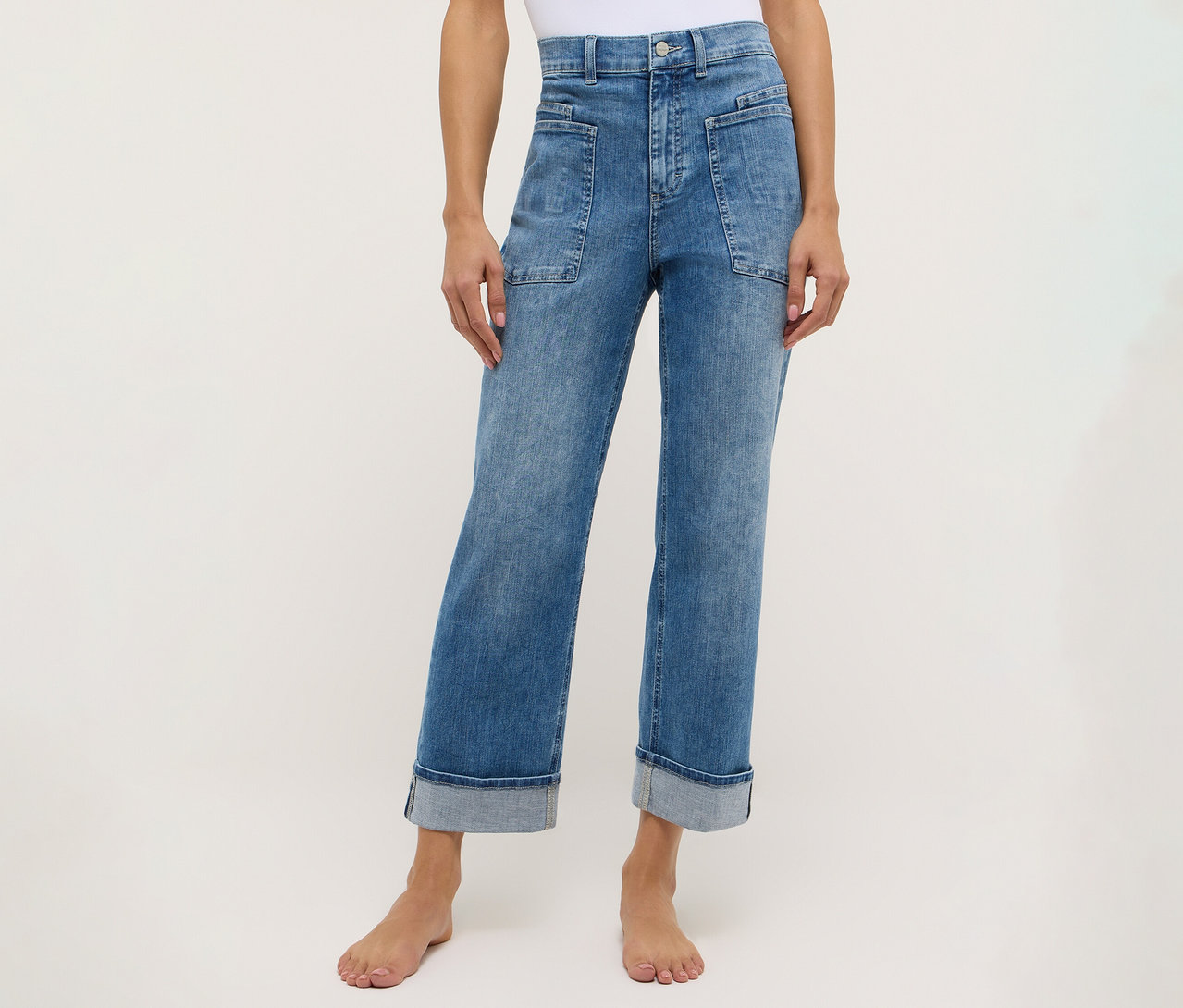 Osoba ma na sobie dżinsy Angels „Liberta” w kolorze niebieskim.