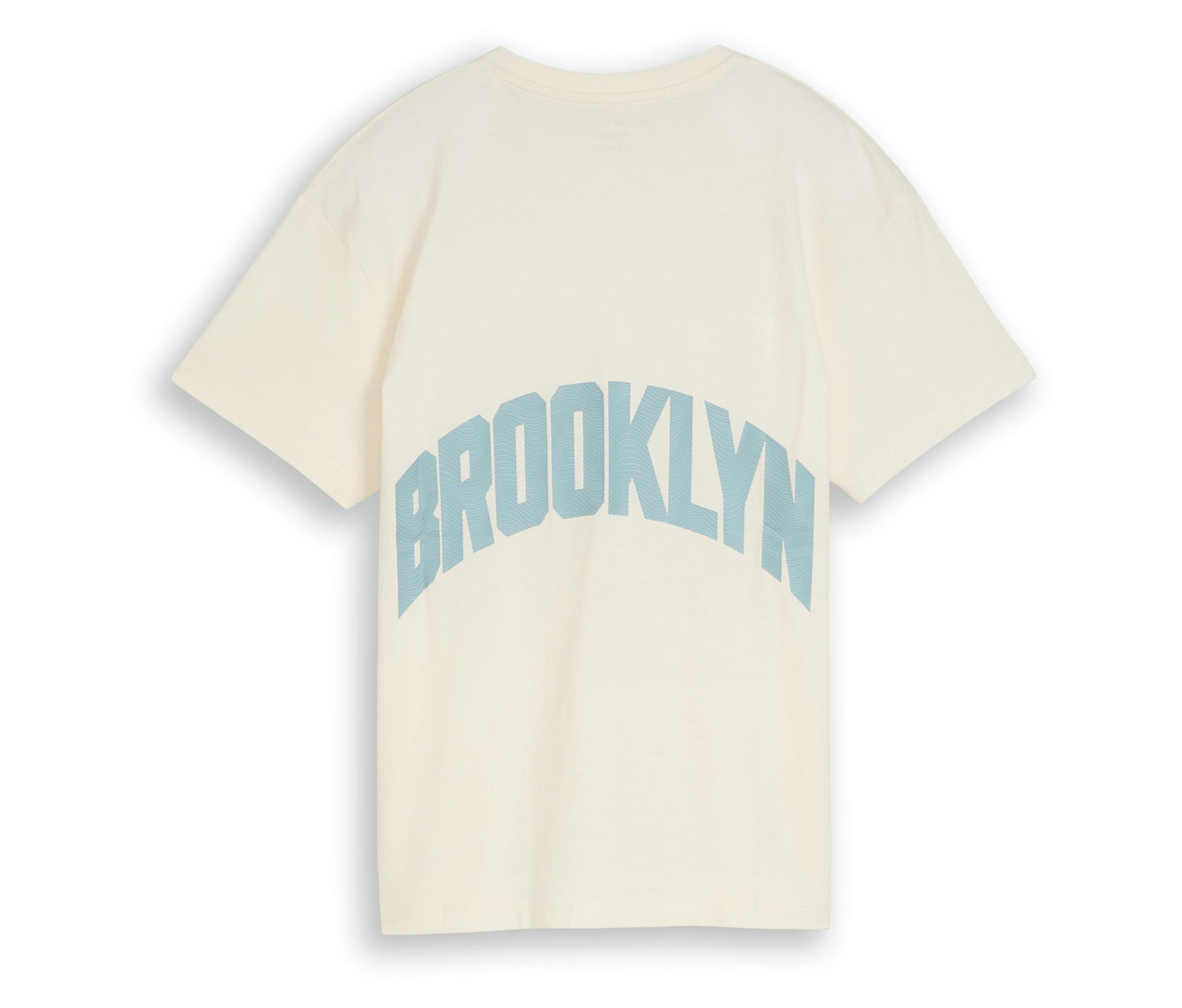 Z bliska kremowa koszulka z niebieskim napisem "Brooklyn" na plecach.