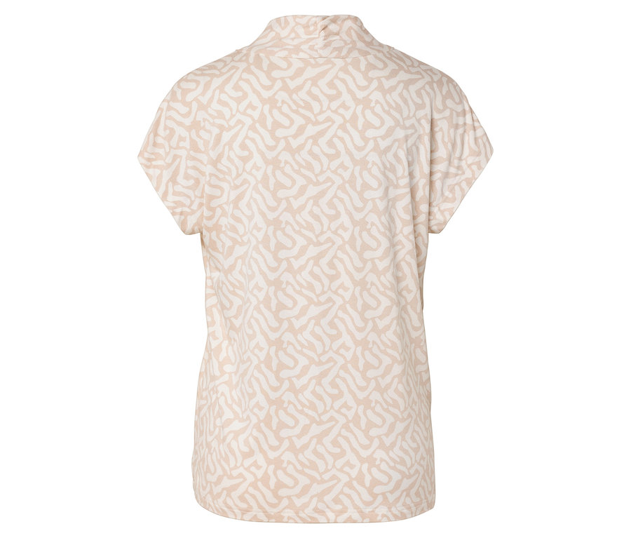 Widok z tyłu jasnobeżowej bluzki z krótkim rękawem i abstrakcyjnym wzorem.