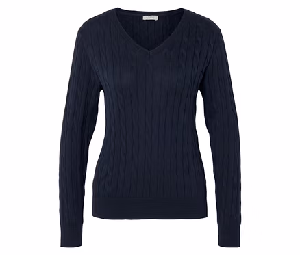 Granatowy sweter z dzianiny o splocie warkoczowym z dekoltem w serek i długimi rękawami.
