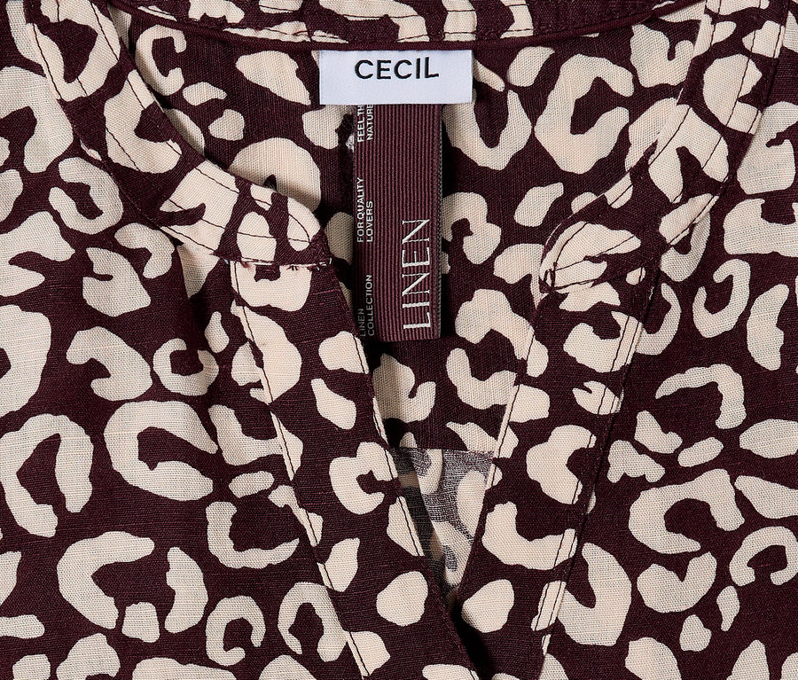 Zbliżenie na bluzkę CECIL w brązowo-beżowy wzór w cętki, z etykietą LINEN.