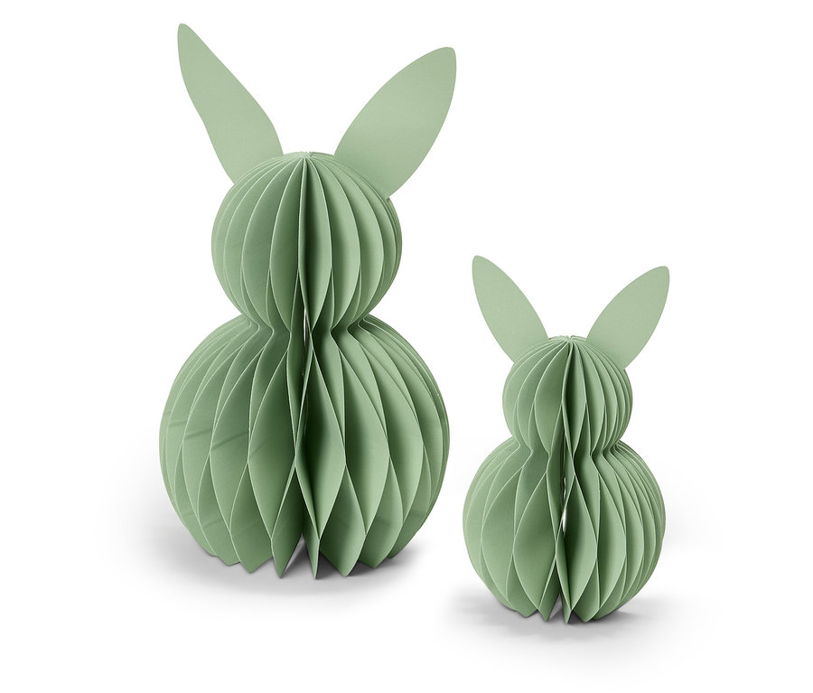Dwa jasnozielone papierowe zajączki stoją na białym tle.