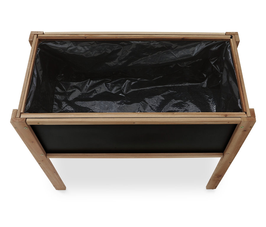 Widok z góry na pustą, prostokątną drewnianą skrzynkę na rośliny wyłożoną czarną folią.