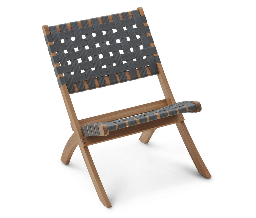 Pojedynczy drewniany fotel z szarym siedziskiem z taśmy stoi na białym tle.