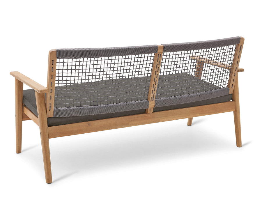 Widok z tyłu drewnianej ławki ogrodowej z szarym siedziskiem i oparciem z siatki sznurkowej.