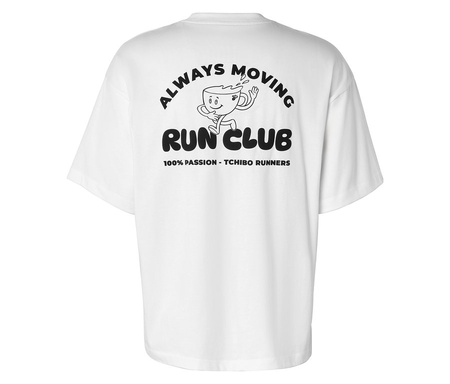 Biała koszulka sportowa z czarnym nadrukiem przedstawiającym biegnący kubek kawy, napisem "ALWAYS MOVING" u góry i "RUN CLUB" oraz "100% PASSION - TCHIBO RUNNERS" na dole.