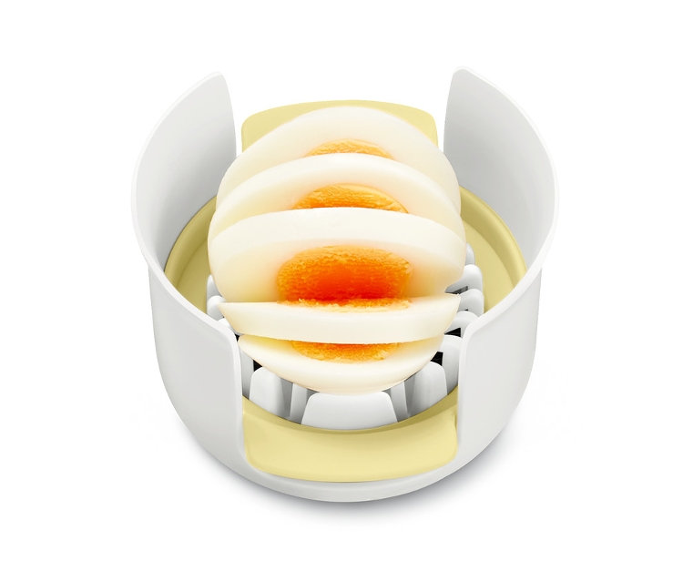Krajalnica do jajek z 3 wymiennymi wkładkami z pokrojonymi jajkami.