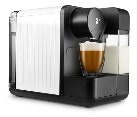 Cafissimo milk, białe, przygotowuje kawę w szklance.