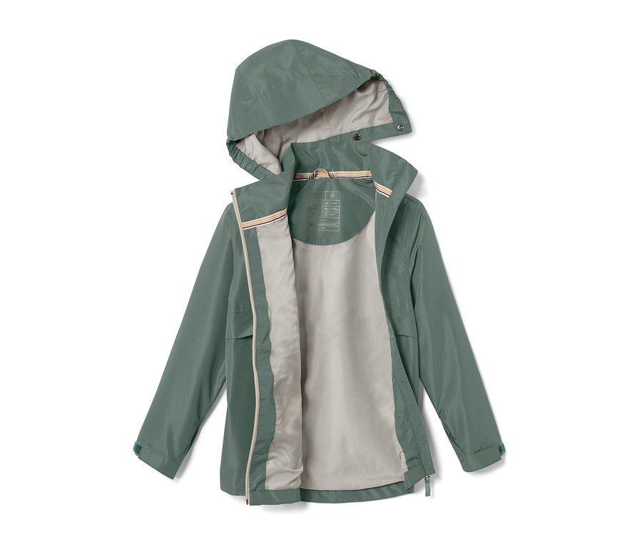 Zielona kurtka na każdą pogodę, otwarta i leżąca.