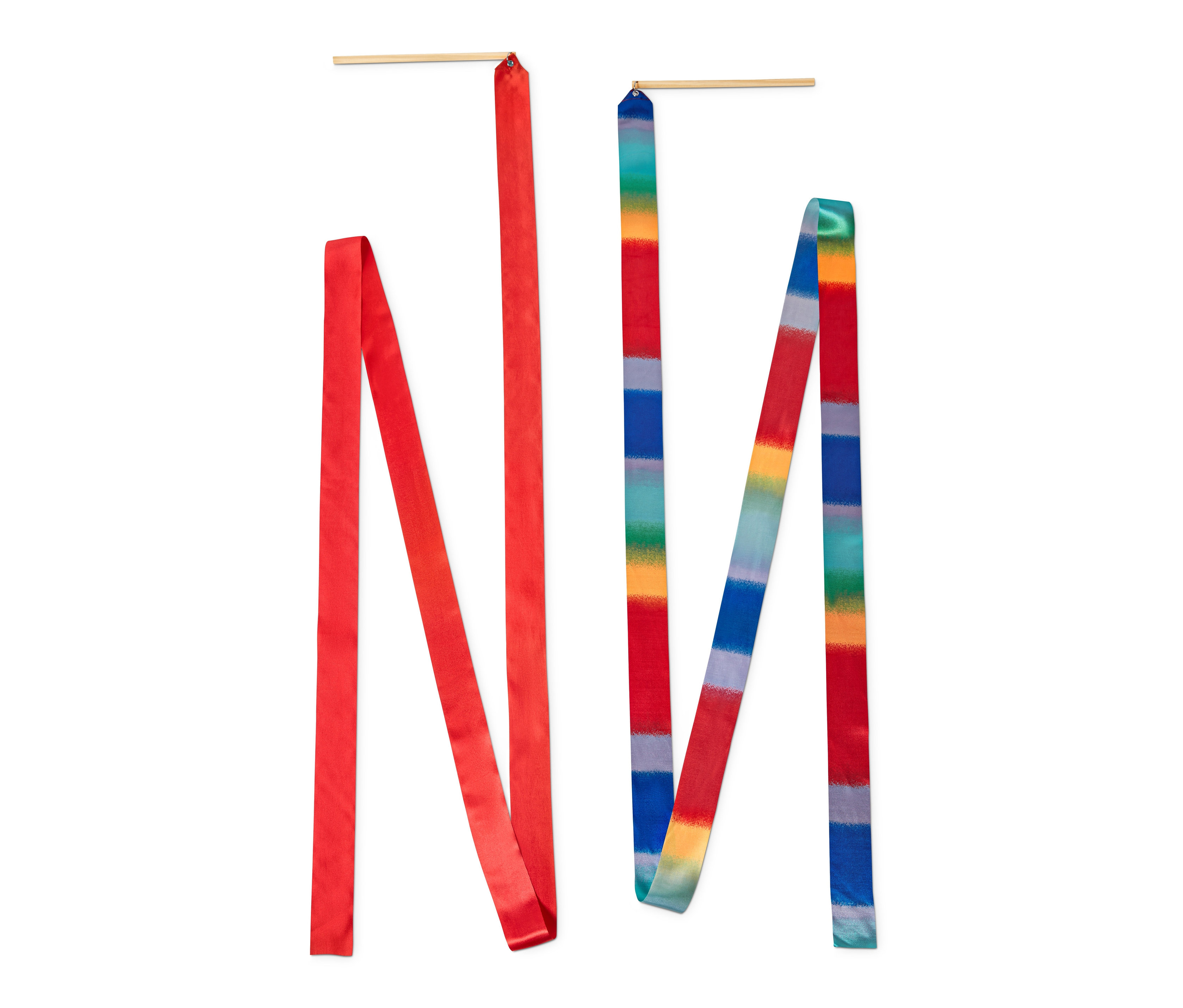 Dwie wstążki gimnastyczne z drewnianym kijkiem.