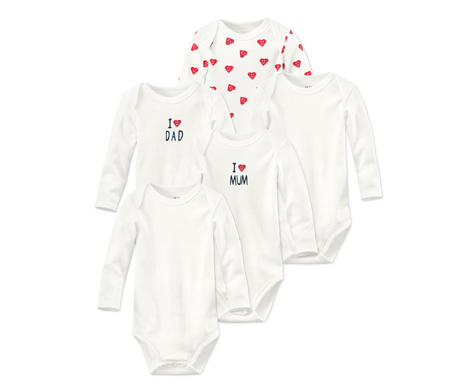Pięć białych body z długim rękawem z bawełny ekologicznej. Jedno w czerwone serduszka, jedno z napisem 'I <3 DAD', a jedno z napisem 'I <3 MUM'.