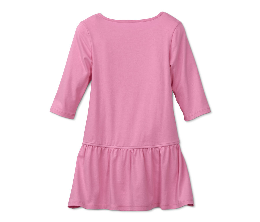 Różowa sukienka dżersejowa z rękawami trzy czwarte i falbanką.