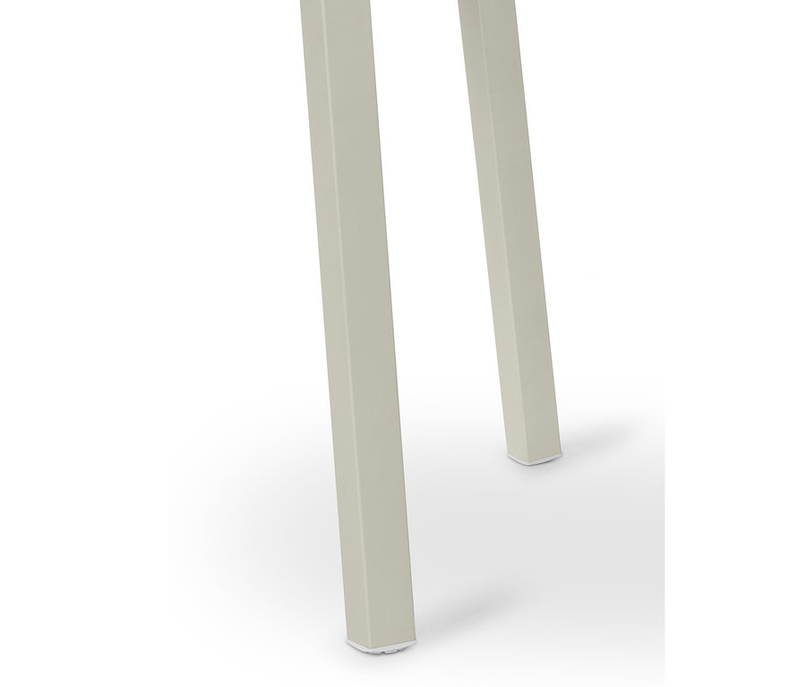 Zbliżenie na dwie nogi rozkładanego stołu.