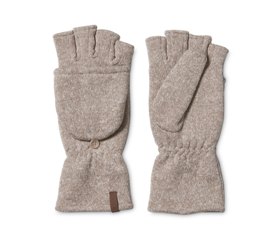 Dwie pary beżowych rękawic-łapawic z dzianiny polarowej na białym tle.