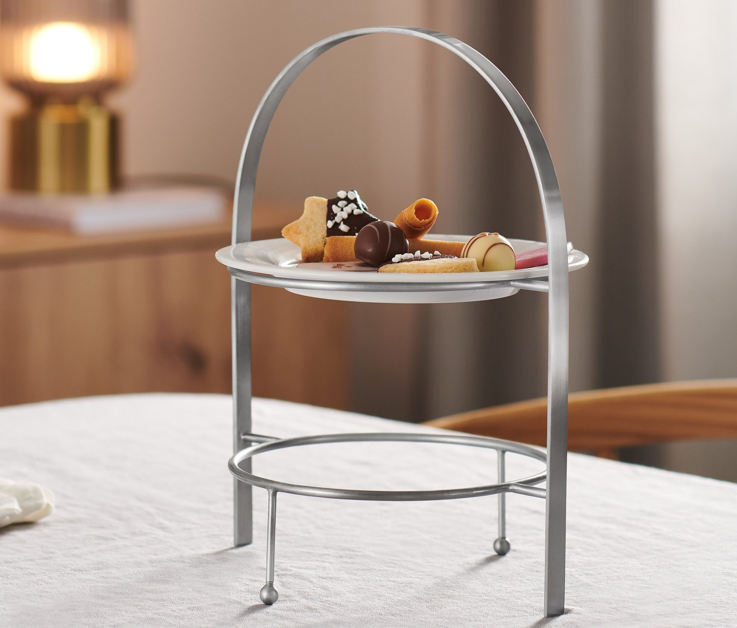 Patera piętrowa z ciastkami na stole.