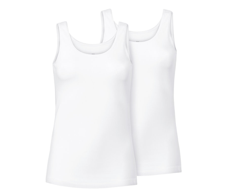 Dwa białe podkoszulki.