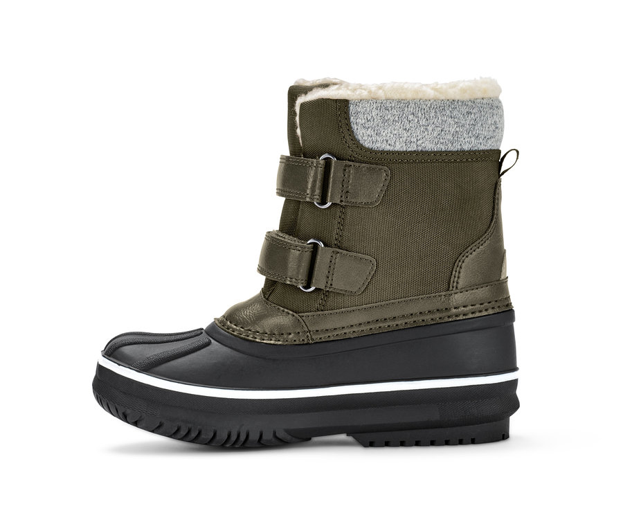 Zbliżenie na oliwkowozielony but na każdą pogodę z czarną podeszwą i dwoma paskami.