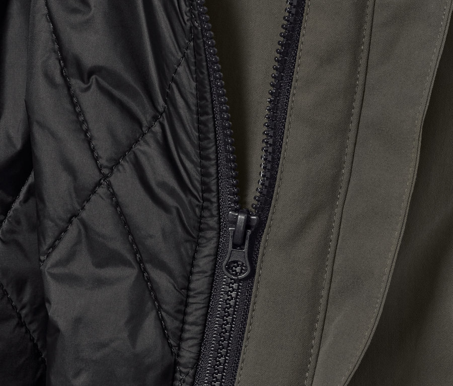 Szczegół kurtki outdoorowej 3 w 1 z kamizelką, zamek błyskawiczny i czarna, pikowana warstwa wewnętrzna.