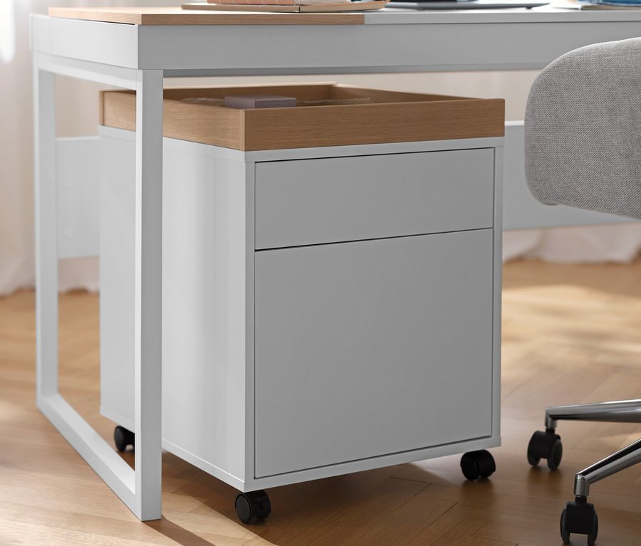 Biały kontener na kółkach z półką pod biurkiem.