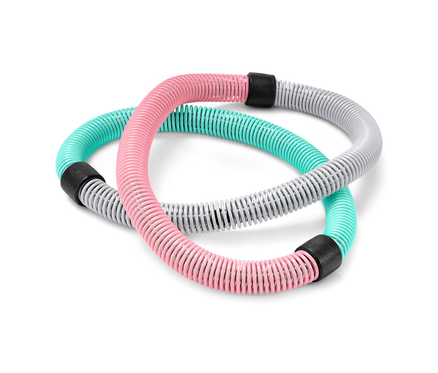 Dwie splecione elastyczne obręcze do fitnessu, jedna różowa i jedna turkusowo-szara.