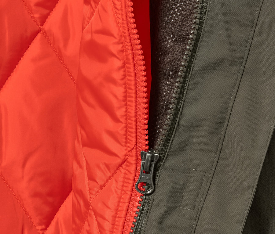 Zbliżenie na oliwkowy płaszcz przeciwdeszczowy 3 w 1 z pomarańczową kamizelką i zamkiem błyskawicznym.