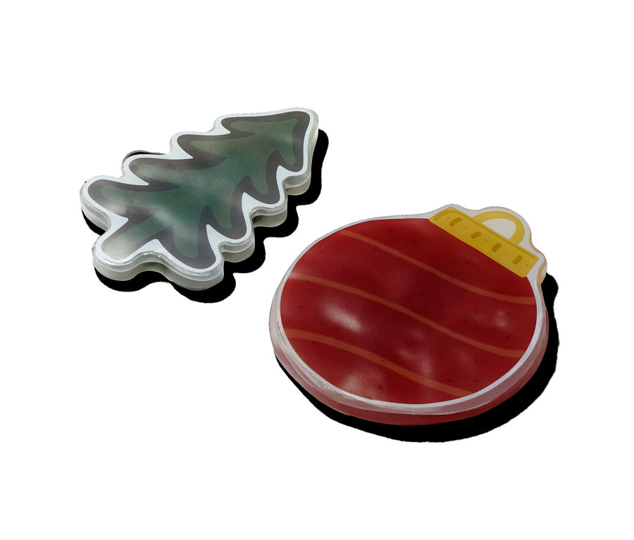 Obrazki LED na okno w kształcie choinki i bombki.