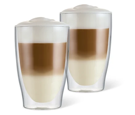 Dwie szklanki z latte macchiato o podwójnych ściankach.