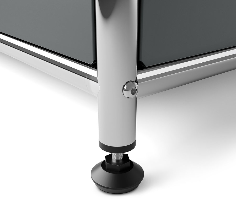 Szczegół szarej metalowej szafki CN3 z regulowaną nóżką.