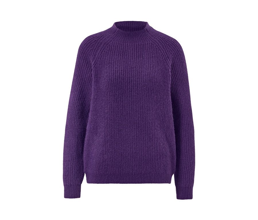 Fioletowy sweter o grubym splocie ze stójką.