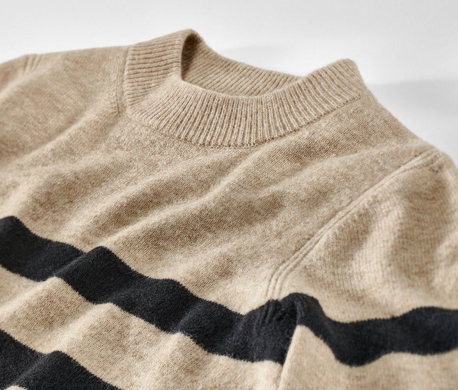 Zbliżenie na pasiasty sweter.