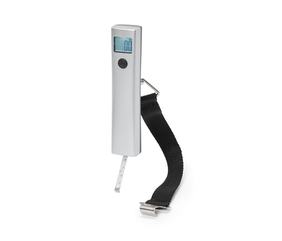 Na białym tle widać cyfrową wagę bagażową z czarnym paskiem i miarką.