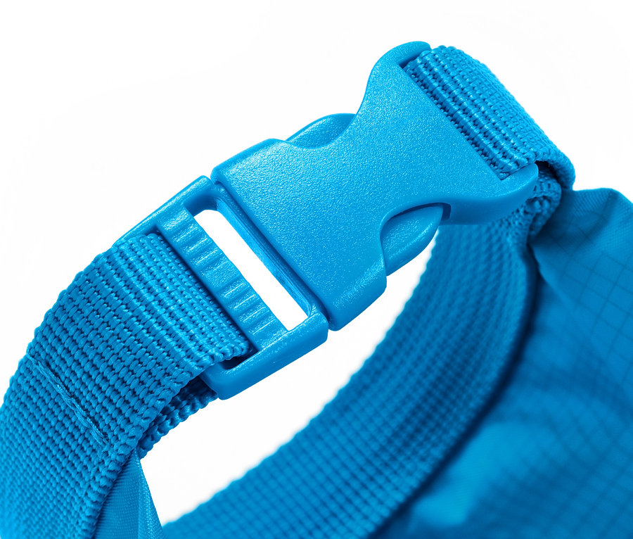 Zbliżenie na niebieski, wodoodporny worek ze sprzączką.