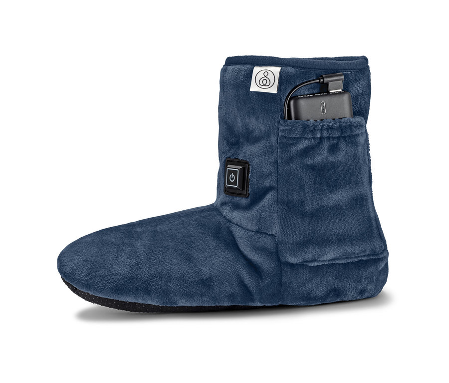 Niebieskie buty rozgrzewające z powerbankiem w kieszeni.