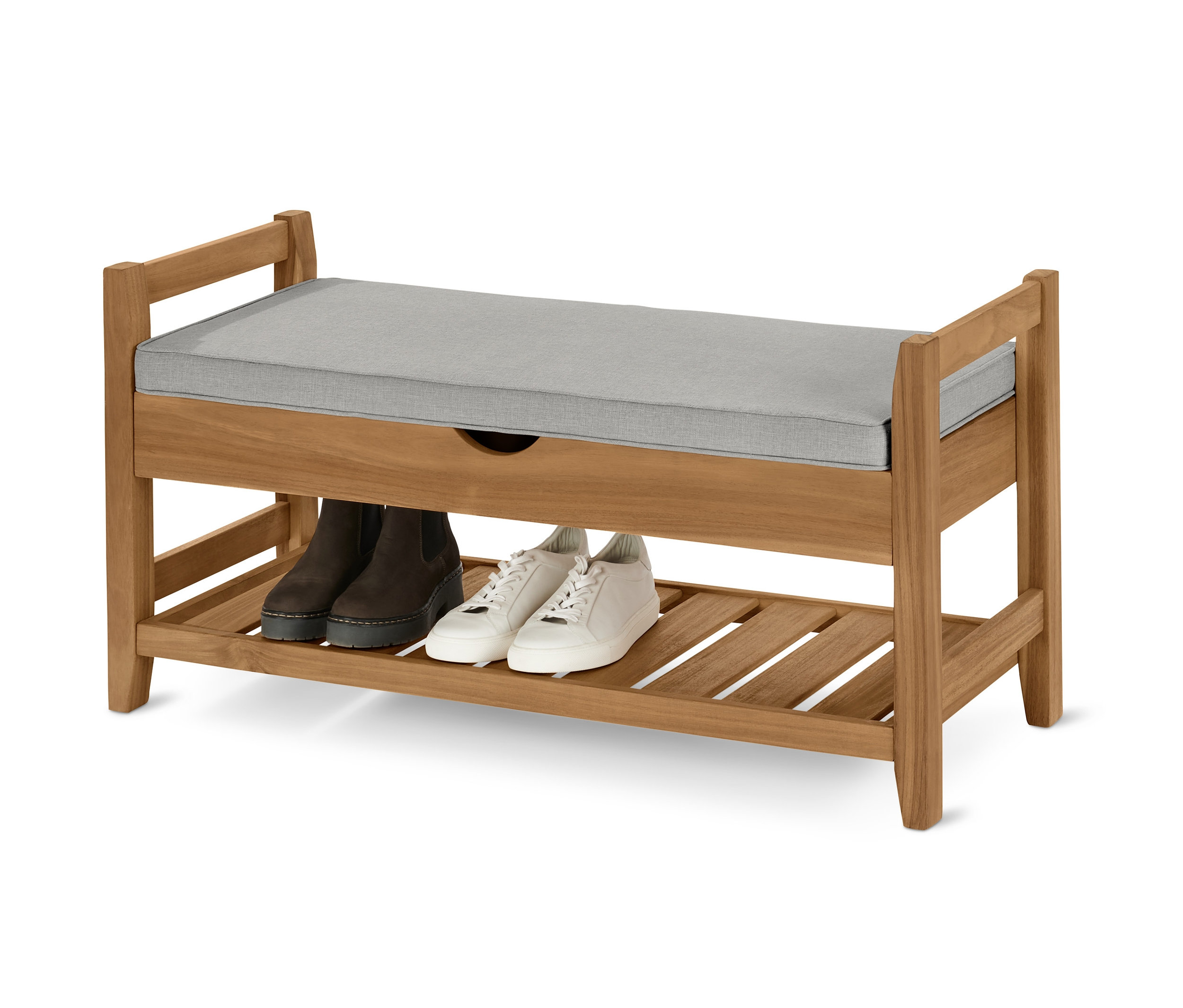 Brązowa ławka z pojemną skrzynią i szarą poduszką do siedzenia. Na dolnej półce stoją buty.