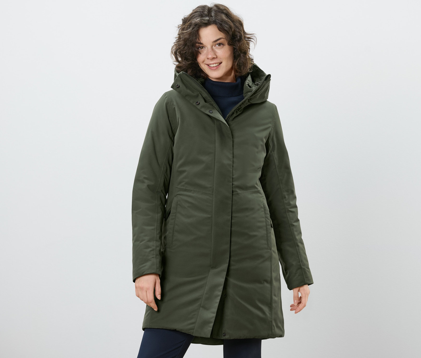 Kobieta pozuje w płaszczu termoaktywnym khaki.