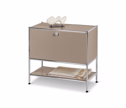 Szaro-beżowa metalowa szafka typu sideboard „CN3” z klapą i biała rzeźba na górze.