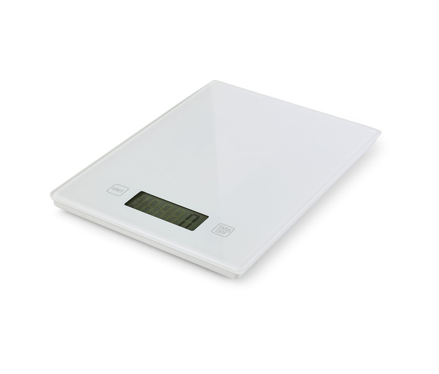 Biała waga kuchenna cyfrowa na białym tle.