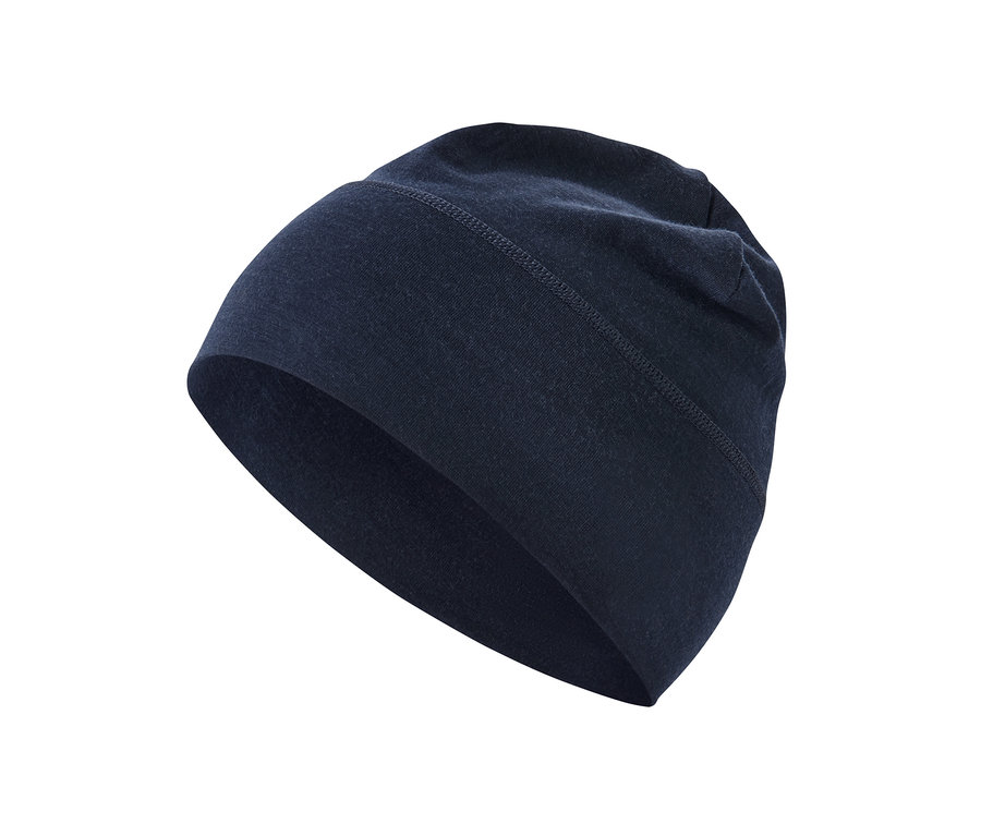 Zbliżenie na czapkę z zawartością wełny na białym tle.