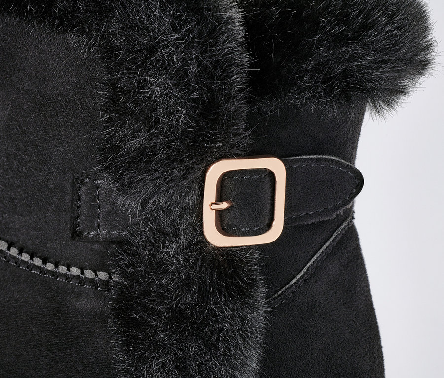 Zbliżenie na ocieplany botek z ozdobną klamrą.