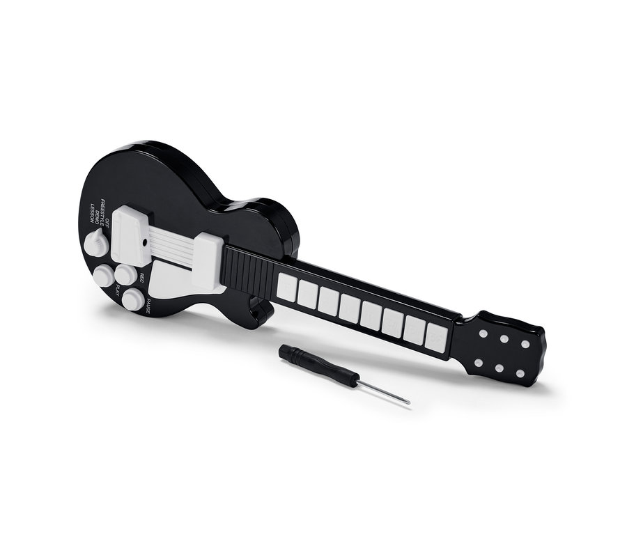 Czarna mini-gitara leży na białym tle obok małego śrubokręta.