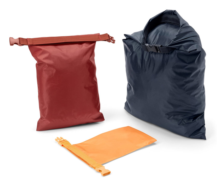 Trzy wodoodporne worki w kolorach czerwonym, granatowym i pomarańczowym.