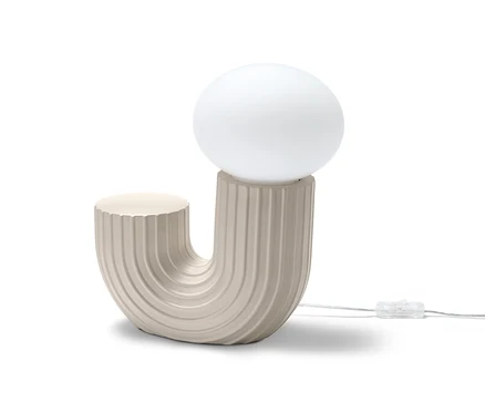 Designerska lampka stołowa LED na białym tle.