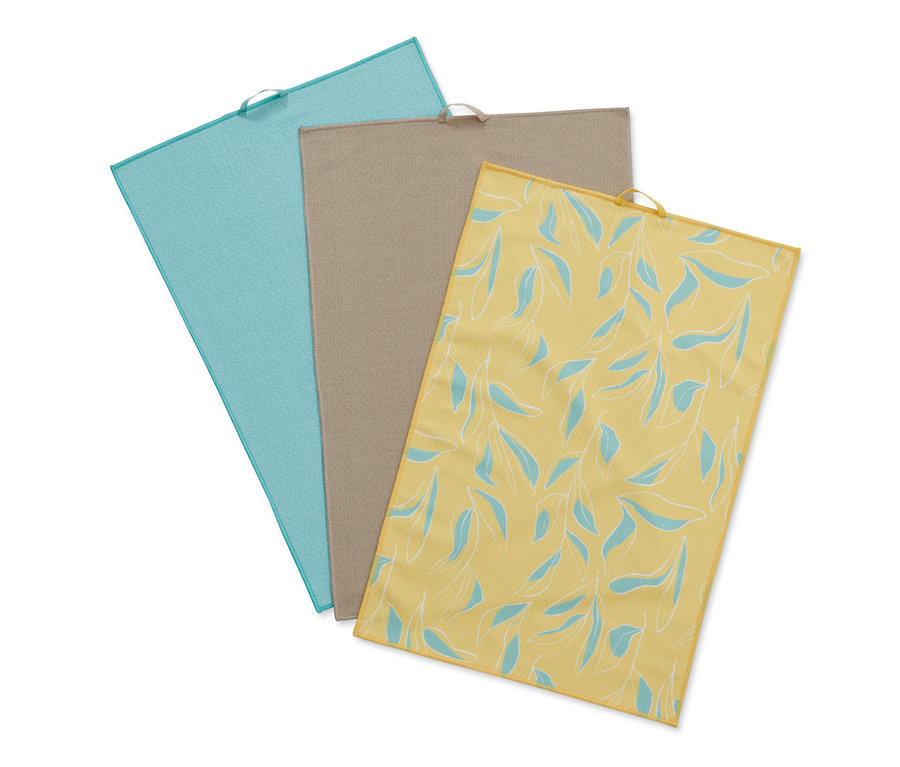 Trzy ścierki do naczyń: jasnoniebieska, beżowa i żółta w niebieskie liście.