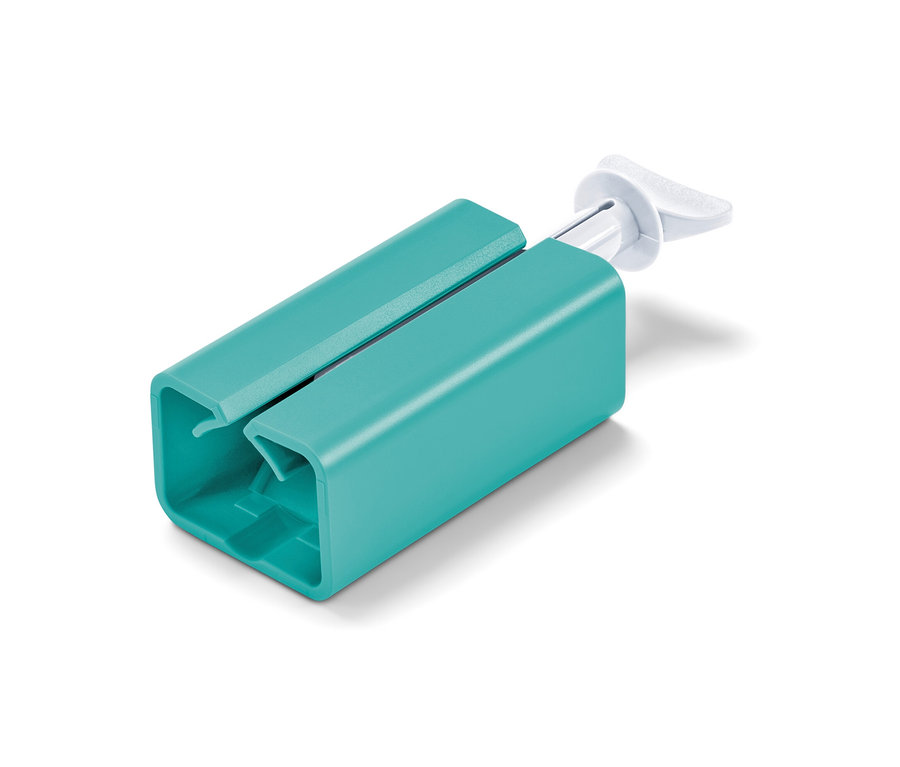 Zbliżenie na wyciskacz do tubek na białym tle.