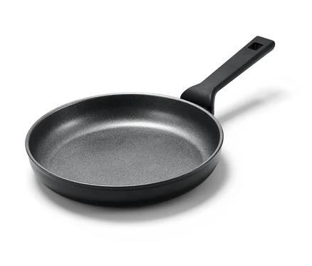 Patelnia aluminiowa Profi o średnicy ok. 24 cm z czarną rączką na białym tle.