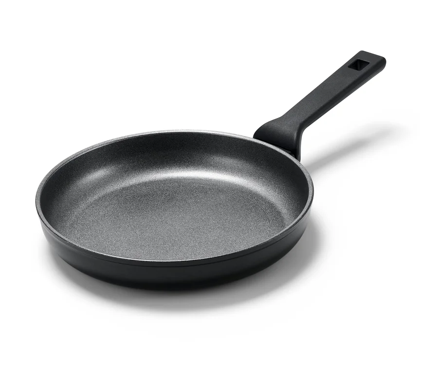 Patelnia aluminiowa Profi o średnicy ok. 24 cm z czarną rączką na białym tle.