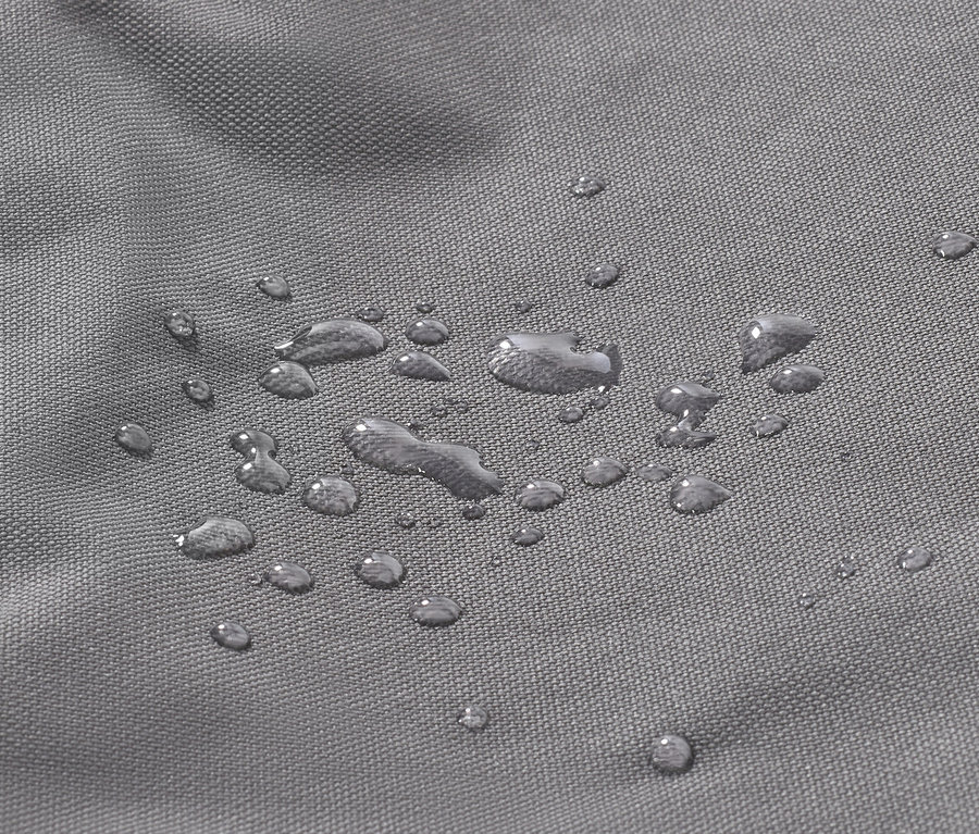 Zbliżenie na pokrowiec premium na kosz plażowy XL z kroplami wody na powierzchni.