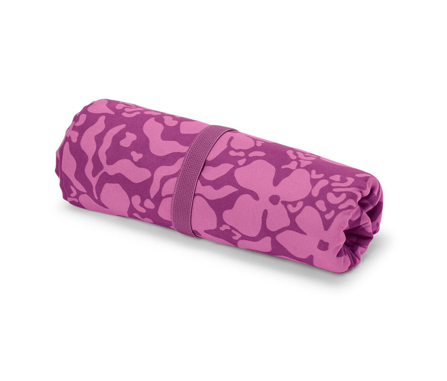 Zrolowany ręcznik outdoorowy z fioletowym wzorem i gumką.
