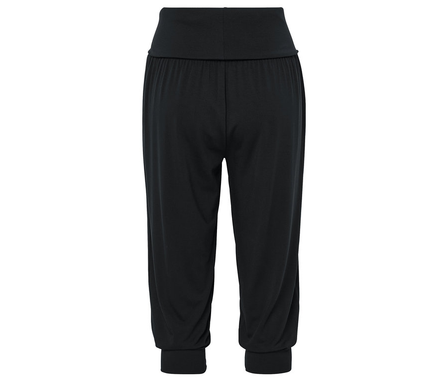 Czarne spodnie trzy czwarte z szerokim pasem i mankietami na nogawkach.